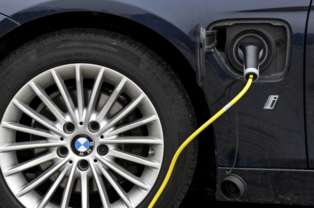 Besitzer von Elektroautos müssen mit Strafen rechnen, wenn sie zu lange an ...