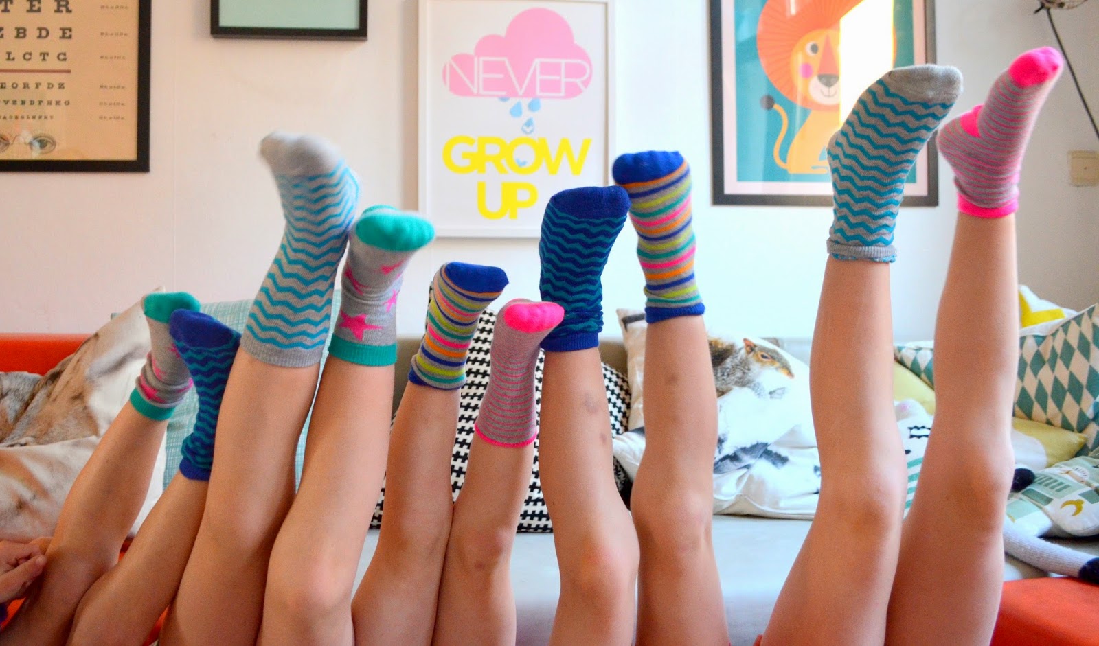 Young girls spreading. Socks для девочек. School девочки in Socks. Девочки 7 лет foot Socks. КИД герлз фут.