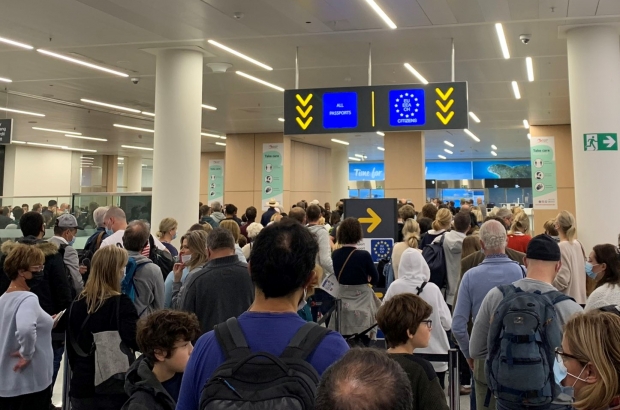 Lange Warteschlangen am Flughafen Brüssel für nicht-europäische Passagiere