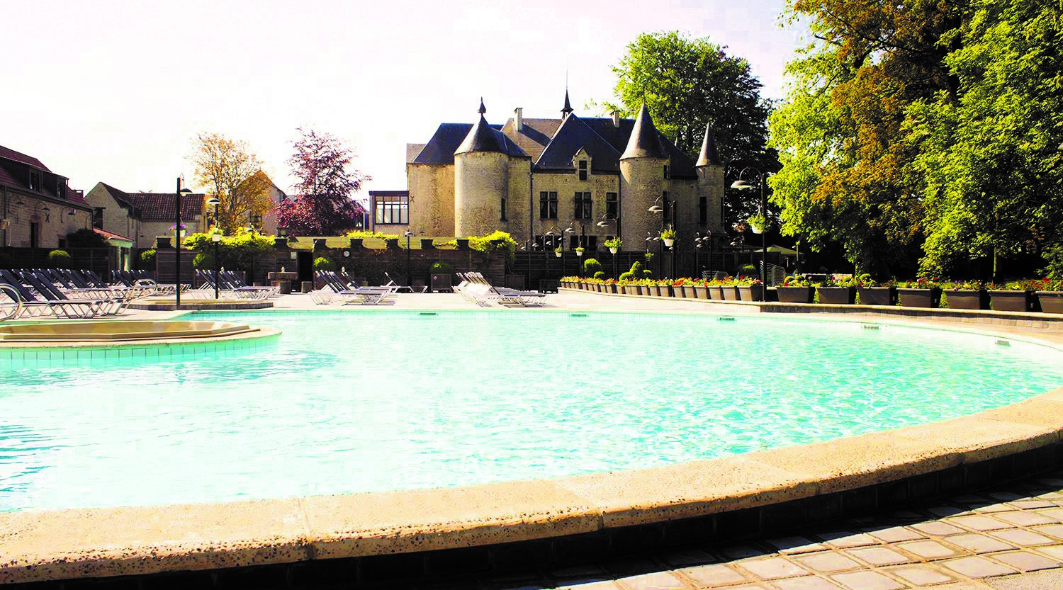 The swimming pool and castle at Boetfort Sauna in Melsbroek