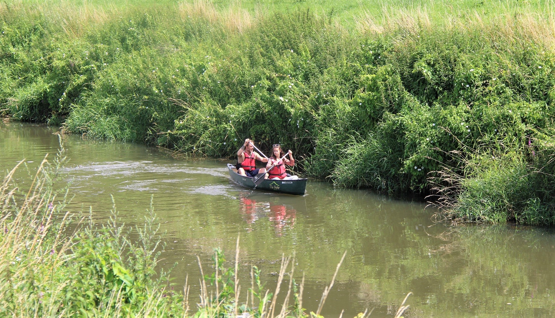Two people canoeing in Flemish Brabant