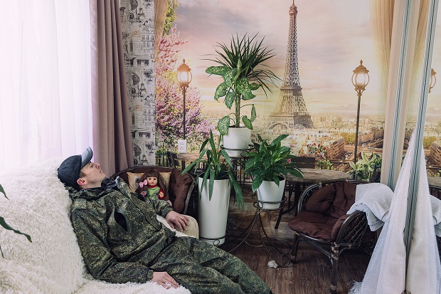 Aurélien Goubau - Znamya - Un militaire dans son salon de Paris, 2021