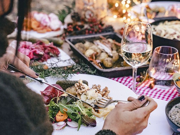 Chalet-Robinson-Raclette-winter-table-share-warm-lights