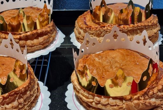Alle grüßen den Königskuchen! Genießen Sie ein mit Frangipanen gefülltes ...