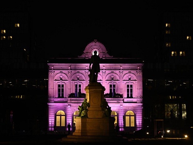 Europäisches Parlament färbt sich rosa, um den Internationalen Monat der ...