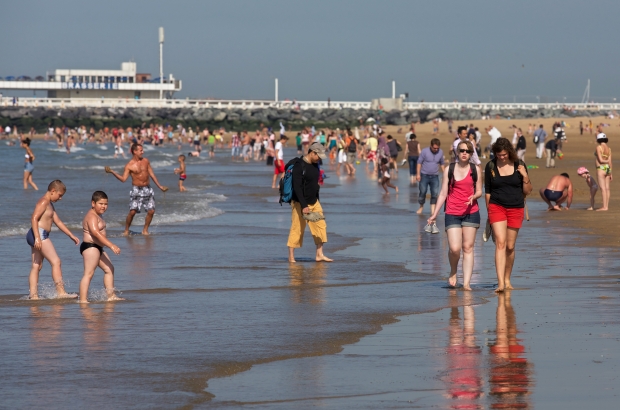 People enjoy the summer weather is Ostend, Belgium (BELGA PHOTO KURT DESPLENTER)