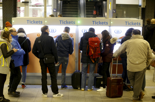 Illustration picture shows people buying their tickets from a machine at Brussels-South (Brussel-Zuid - Bruxelles-Midi) railway station. The new geolocated ticketing service could help to ease congestion in stations and improve travellers’ comfort. (BELGA PHOTO NICOLAS MAETERLINCK)