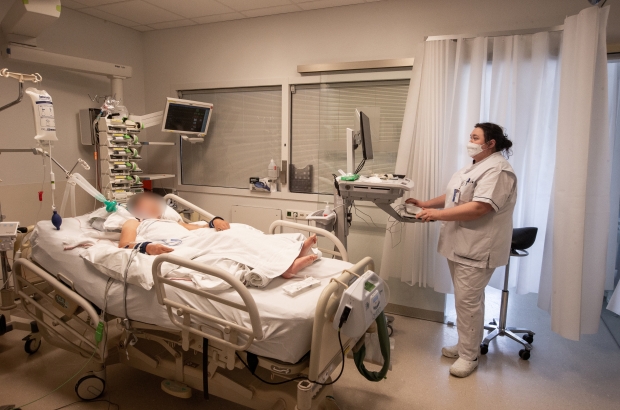 Illustration picture shows a nurse at the bed of a patient at the Universitair Ziekenhuis UZ Gent hospital, in Gent, Wednesday 31 March 2021. (BELGA PHOTO NICOLAS MAETERLINCK)