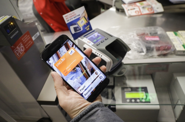 Illustration picture shows payment by smartphone in a Delhaize supermarket in Brussels. (BELGA PHOTO THIERRY ROGE)
