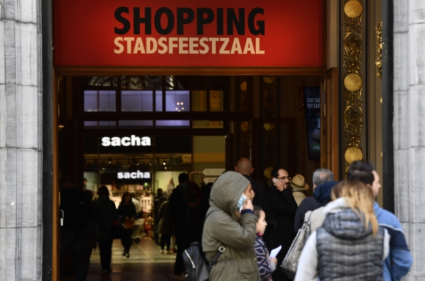 Illustration picture shows people waiting outside a shopping centre in the Meir shopping street in the city of Antwerp. (BELGA PHOTO DIRK WAEM)