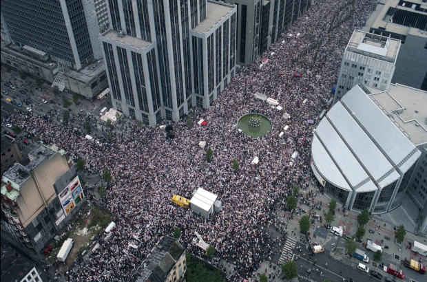 A picture taken 20 October 1996 shows an aerial view of protestors during a rally of tens of thousands in Brussels, protesting against the Belgian justice system's handling of the child sex, kidnapping and murder case that shocked the nation (BELGA IMAGE)