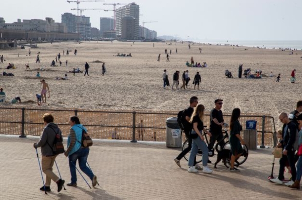 Warm weather attracts tourists to Ostend on 29 October - Belga