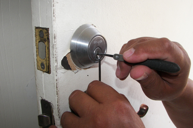 A locksmith opens a door using their tools (Creative Commons licence, Edward Paul/Pixabay)