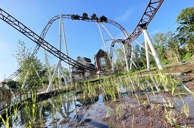 Firefighters free people trapped 32m high in Plopsaland roller