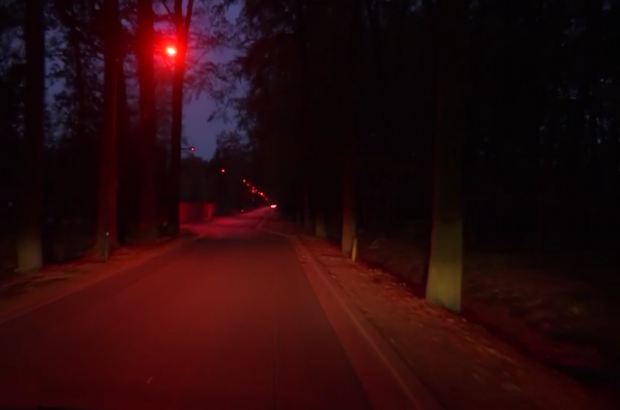 Red streetlights bathe Aalter road in eerie glow | The Bulletin